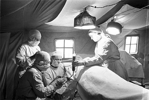 Переливание крови раненому бойцу в полевом госпитале действующей Красной Армии